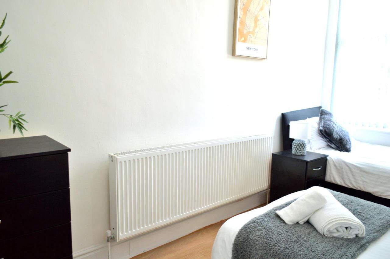 Beautiful Two-Bed Apartment With Driveway Parking Nottingham Exterior foto