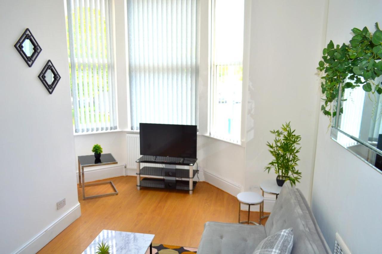 Beautiful Two-Bed Apartment With Driveway Parking Nottingham Exterior foto