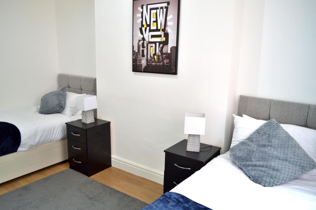 Beautiful Two-Bed Apartment With Driveway Parking Nottingham Exterior foto