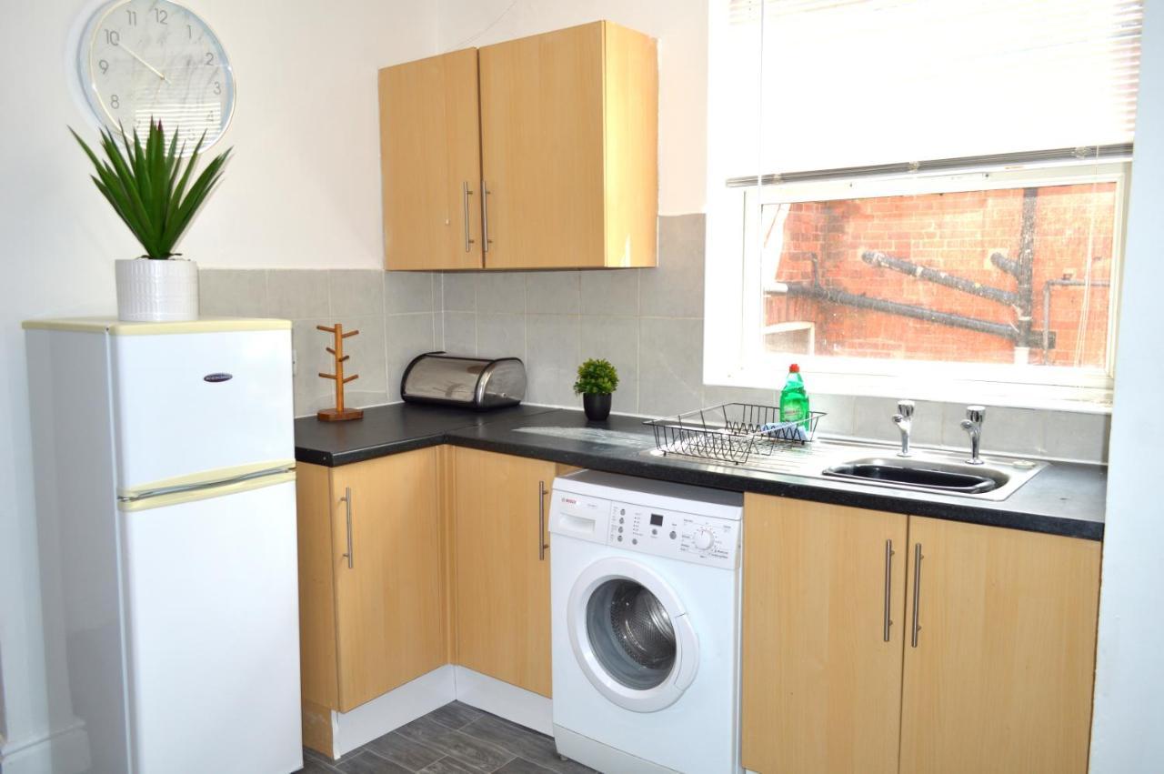 Beautiful Two-Bed Apartment With Driveway Parking Nottingham Exterior foto